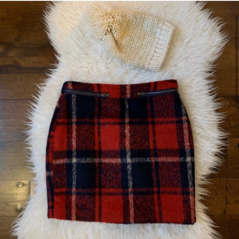 ASOS red plaid mini skirt with zipper pockets Size 6, red & dark navy blue EUC